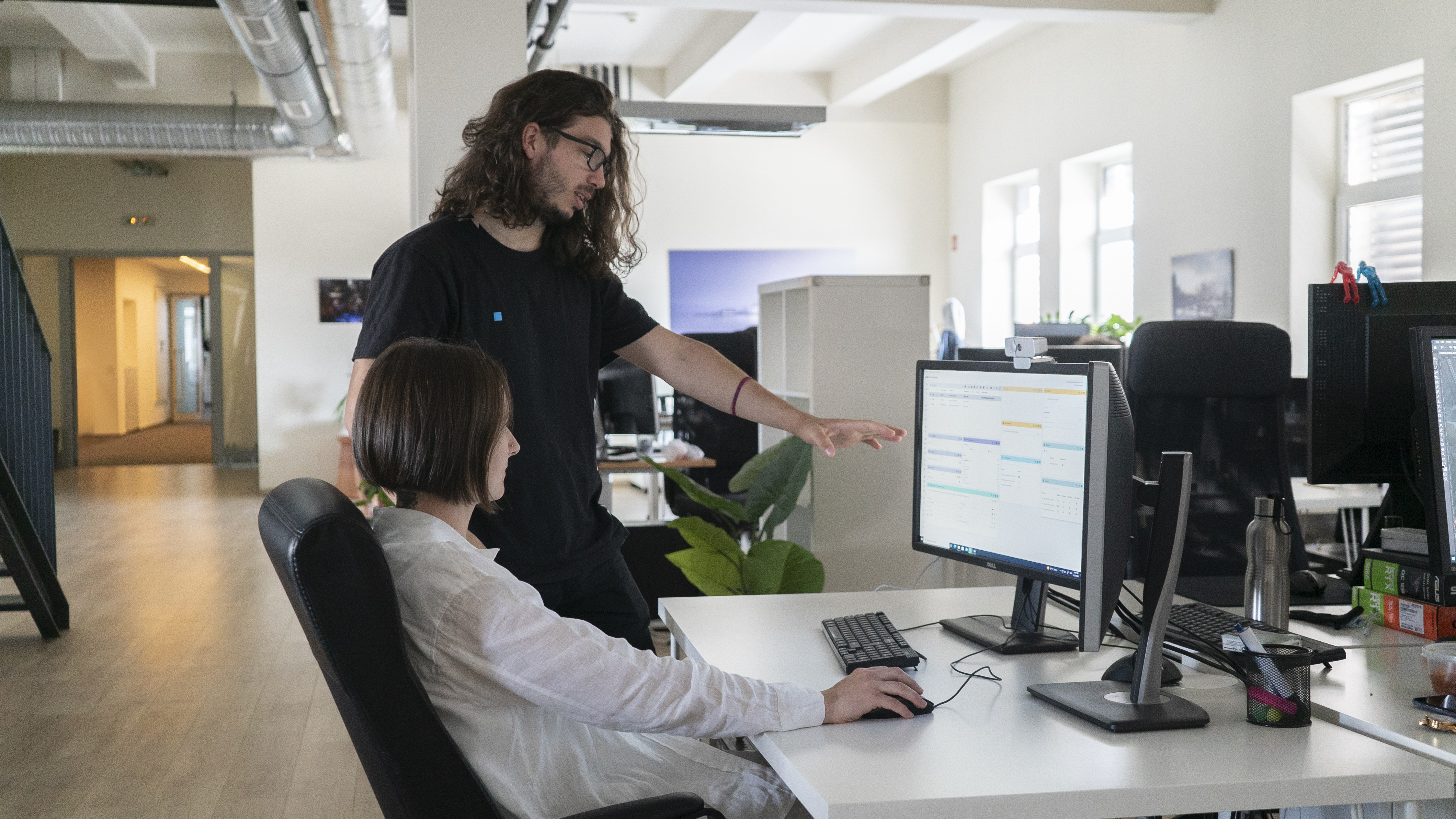 Brick's senior 3D artist showing a newcomer the settings of a software